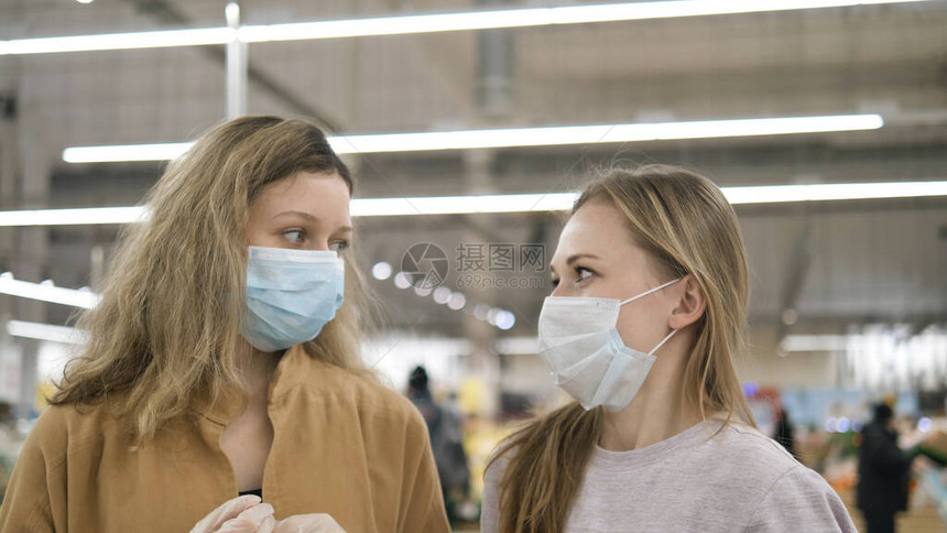 两名女朋友在超市当着店主的面戴着橡皮手套戴上医疗口罩图片
