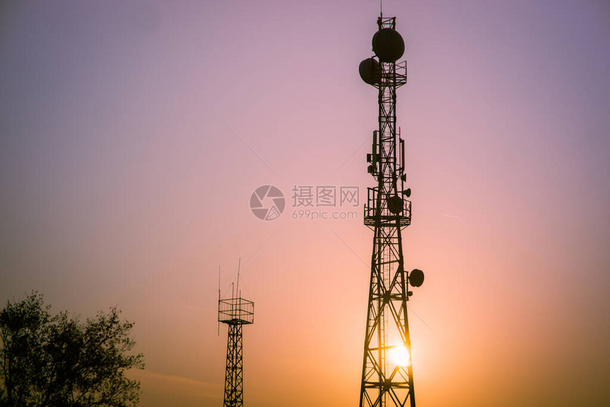 5G无线电发射塔配有天线图片