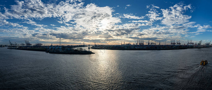 装有集装箱码头的汉堡港全景观图片