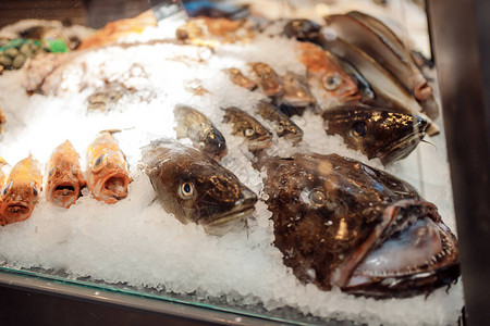 新鲜的海鱼和海鲜泰国集市上的新图片