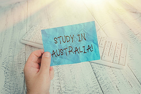 文字写作文本在澳大利亚学习商务照片展示出国订单完成学业男子手持彩色提醒方形纸图片