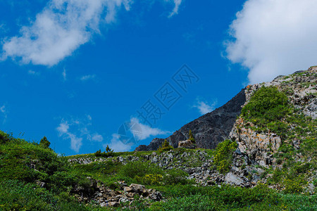 蓝天空山谷有白云地平图片