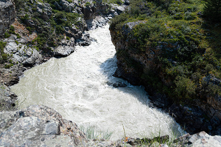 山峡急流岩间水道图片