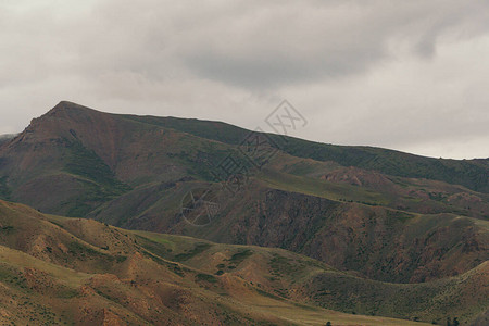 草原黄山沟壑云下干旱景观有水土流失痕迹的山脉山羊背景图片
