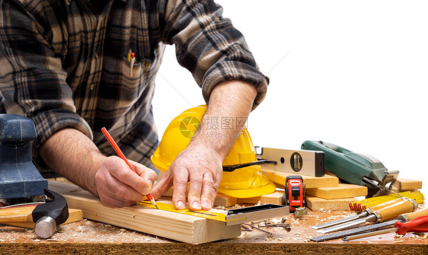 特写木匠用铅笔和木匠的方格在木板上画出切割线建造业在白图片