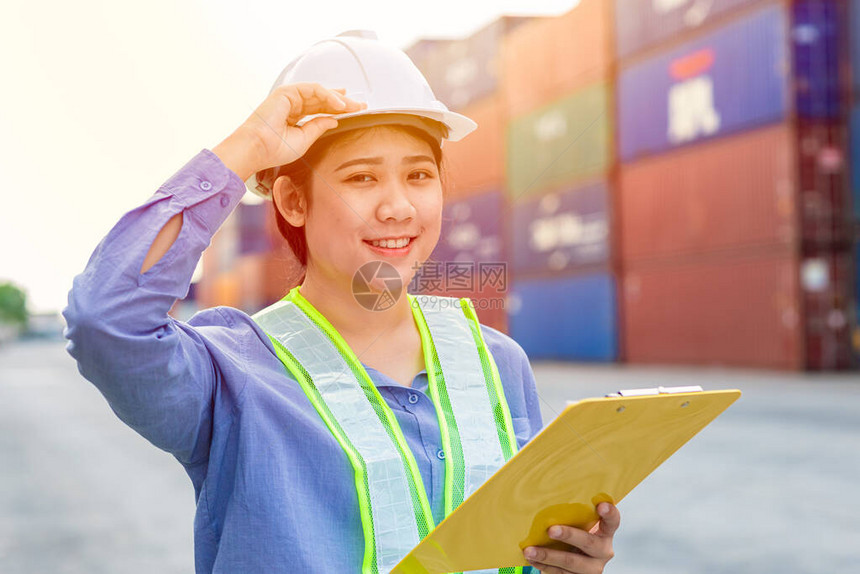 在集装箱背景的航运货港口进出口工作区工作的亚洲图片