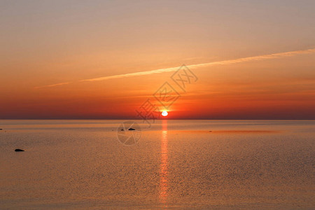 波罗的海上的清晨金色日出海上的渔船以日出和阳光为背景库尔泽图片