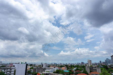 美丽的白毛云在青蓝的天空中形成在大城市上空阳光明媚的一图片