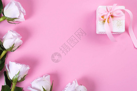 粉红玫瑰和白色礼物盒有粉红背景图片
