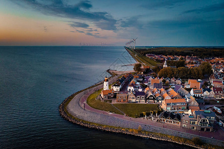 乌克荷兰欧洲日出在小渔村的港口图片