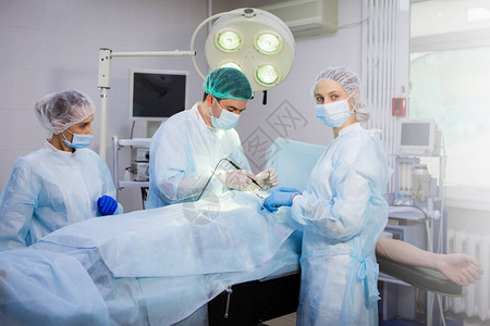 腹部外科手术期间有三名外科医生图片