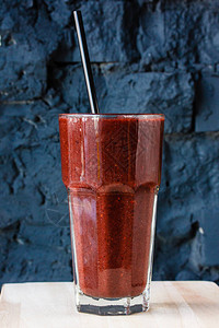 黑红或勃伦顿水果和卷心果汁玻璃杯中大杯图片
