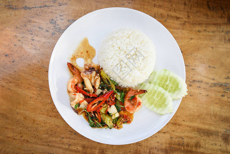 用圣罗勒和米饭炒海鲜鱿鱼虾泰国菜辣炒和图片