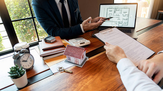 房地产经纪人或销售代理就购房签订协议文件合同向客户提供咨询图片