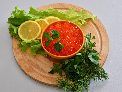 红鱼子酱和新鲜绿菜图片