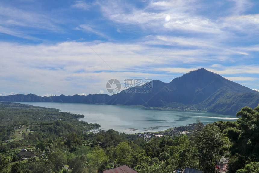 印度尼西亚巴厘岛阿邦山下巴杜尔火山口的山湖大型饮用水库的安静水平高的山峰耸立在图片