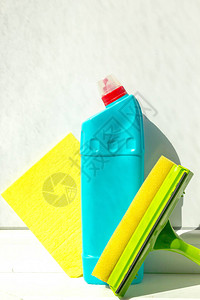 一瓶蓝色消毒剂纤维素清洁布和一个玻璃刮刀图片