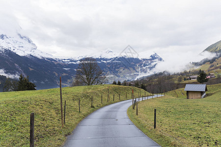 高山路雪峰和雾图片