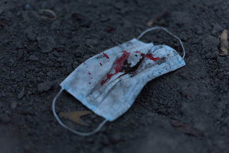 一个带血的医用口罩躺在地上图片