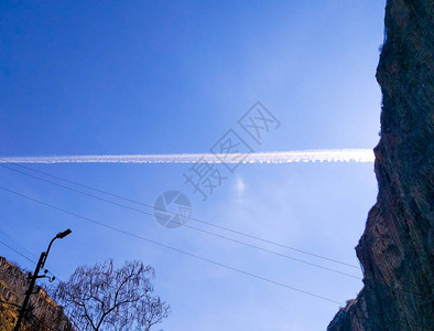 蓝天空蓝天空和云中飞图片