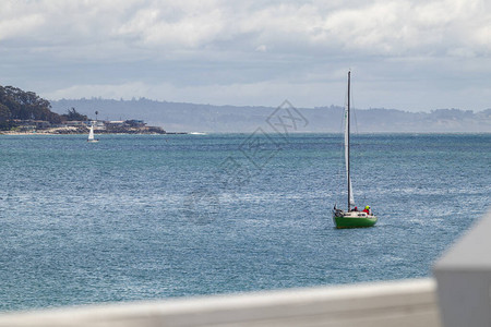 一艘绿色帆船抵达港口图片