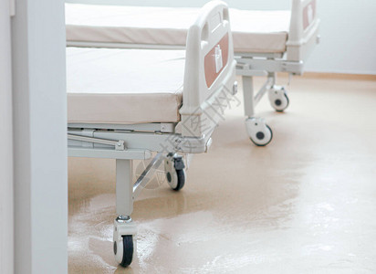 现代病房干净和现代医院的病床空荡的图片