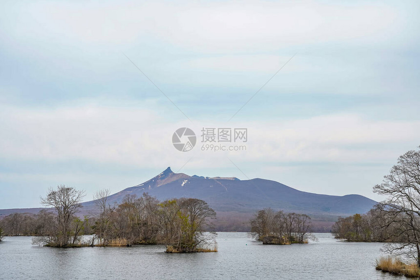 在日本北海道大岛小区Nanae镇OnumaQuasi公园背景下由北海道Komagagake山组成的On图片