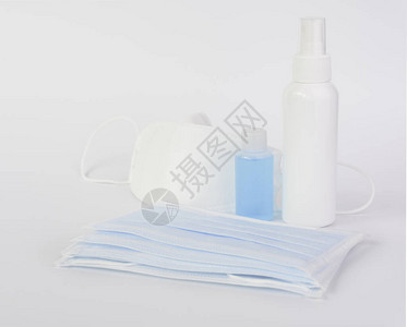 用蓝色面罩和凝胶酒精或洗手液喷雾瓶保护冠状细菌图片