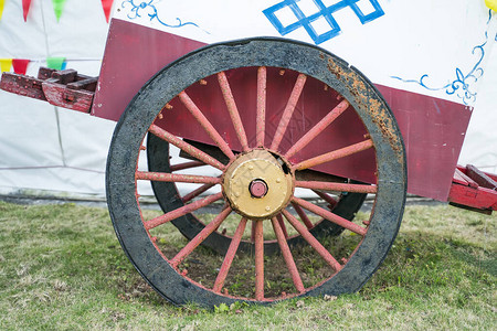 老式蒙古木马车轮图片