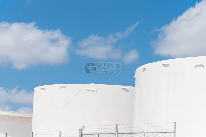 美国德克萨斯州科珀斯克里斯蒂市云蓝天下的特写白油储罐汽油石油天然气的大型工业容器石油化工图片