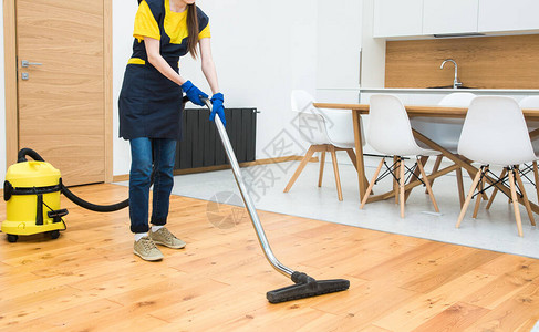 专业的清洁服务穿着制服和手套的女人在小屋里打扫卫生工人用图片