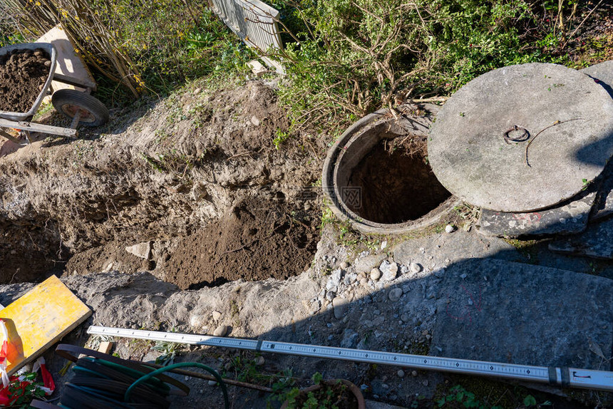 污水井建筑工地的高角视图装满重土的轮轴地板上的计量标准图片