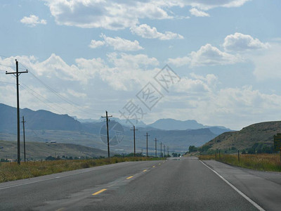 离开怀俄明州科迪的公路远处有群山图片