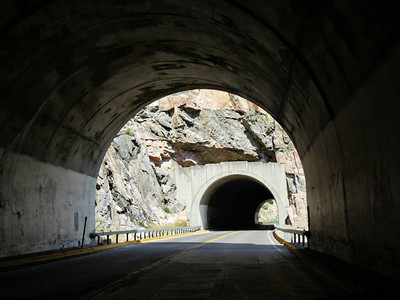 驾车穿过与怀俄明州最长的隧道布法罗比尔大坝相邻的肖尼峡谷隧图片