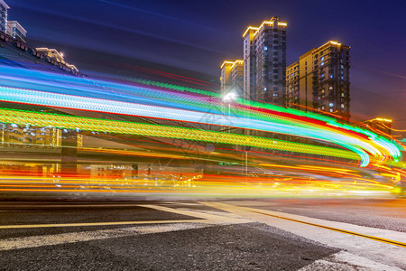 城市天桥的夜景和模糊的车灯图片