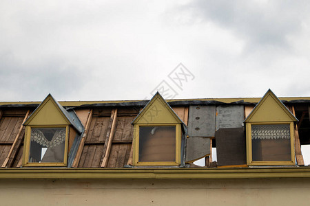 一栋旧拆除建筑的图像屋顶部分拆除窗图片