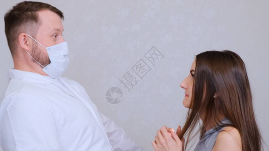 生病的妇女有流感或冒症状图片