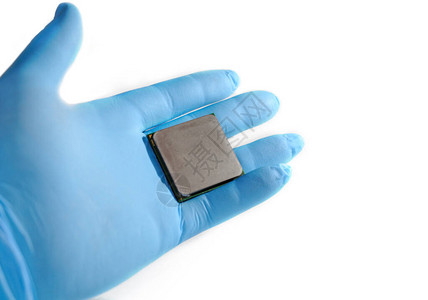 穿蓝手套的男人小心保管CPU微处理器文本位置白色背景图片