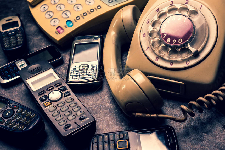 旧电话有旋转拨号着陆线和老式手机其图片