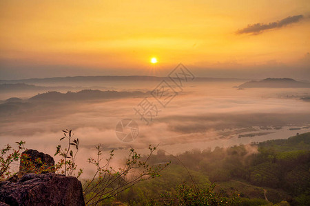 泰国湄公河内海泰湖之间日出和雾图片