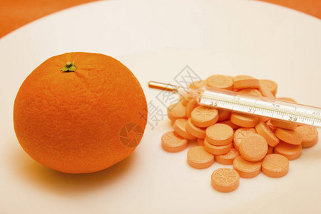 白底带药片和橙色的汞温度计维他命检疫期间防范流感冠状c图片