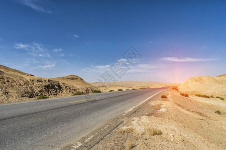 通往沙漠的道路图片