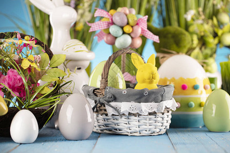 复活节主题复活节装饰品在篮子和卷心菜叶的复活节彩蛋春天的花图片