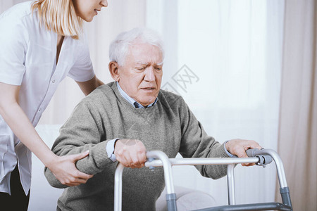 老年灰人有助行器和年背景图片