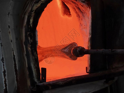 玻璃发泡工艺在炉子中加热玻璃图片