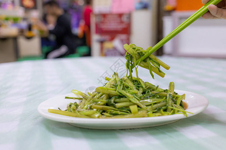 餐厅的炒菠菜图片