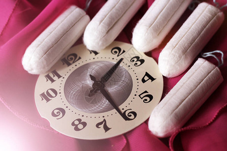 妇女卫生棉条和时钟卫生图片