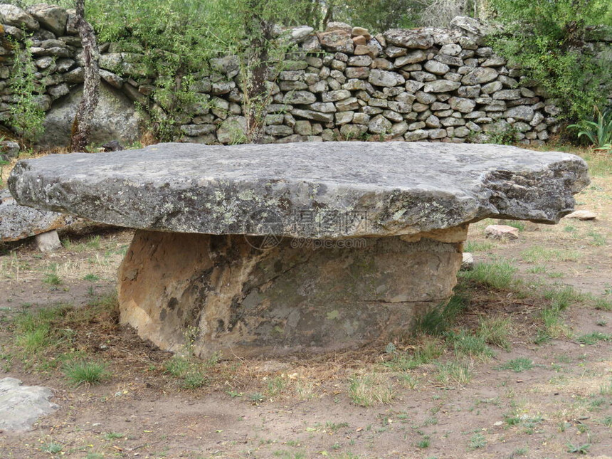 非常古老的大尺寸天然石头美丽的桌子图片