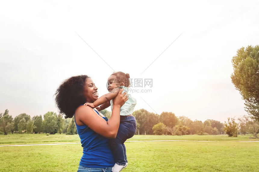 在户外公园里与女儿玩得开心爱家人一起享受时光父母的爱和母亲的节日概念图片