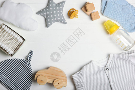 婴儿背景彩色背景顶视图上婴儿的服装和配饰插入文字的地图片